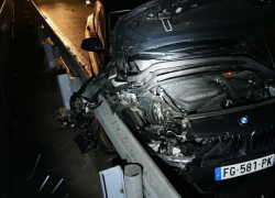 Ujížděl v kradeném BMW a omylem skočil z mostu