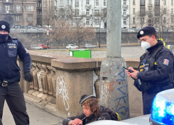 Policisté včasným zásahem muži zachránili život