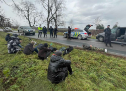 S devíti migranty v autě zběsile ujížděl policistům