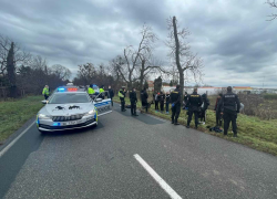 S devíti migranty v autě zběsile ujížděl policistům