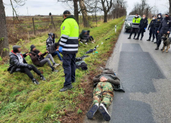 S devíti migranty v autě zběsile ujížděl policistům