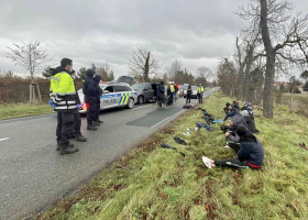 S migranty v autě prorazil dva policejní zátarasy