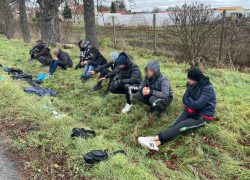 S devíti migranty v autě zběsile ujížděl policistům