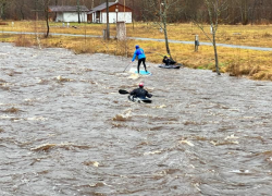 Hazardéři se rozhodli sjet rozbouřenou řeku