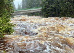 Hazardéři se rozhodli sjet rozbouřenou řeku