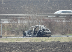 Auto kompletně shořelo