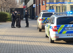 Muž to měl 50 metrů domů. Policistům přesto neutekl