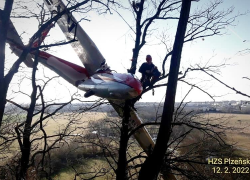 Pilot musel přistát přímo v korunách stromů