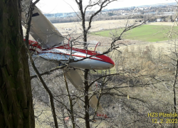 Pilot musel přistát přímo v korunách stromů