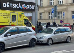 Muže se nakonec podařilo bezpečně a nezraněného dostat do sanitky