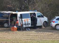 Požár chatku zničil. Uvnitř hasiči nalezli dvě osoby