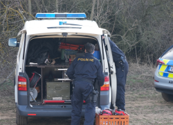 Požár chatku zničil. Uvnitř hasiči nalezli dvě osoby