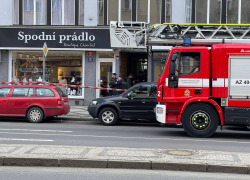 Muže se nakonec podařilo bezpečně a nezraněného dostat do sanitky