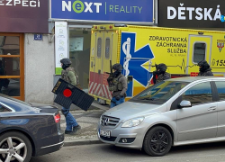 Muže se nakonec podařilo bezpečně a nezraněného dostat do sanitky