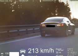 Tesla je po dálnici mimořádně rychle