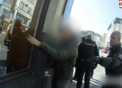 Muž hloupě manipuloval s plynovou pistolí. Zadrželi ho policisté