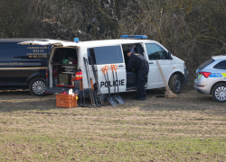 Požár chatku zničil. Uvnitř hasiči nalezli dvě osoby