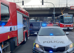 Muž zemřel po srážce s tramvají u Motola v Praze