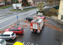 Vandal poškodil celkem čtyři auta