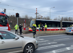 Muž zemřel po srážce s tramvají u Motola v Praze