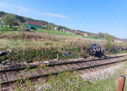 Střet auta s vlakem má tragické následky pro řidiče auta