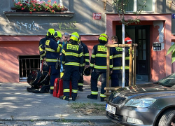 Výbuch v domě na Vinohradech zranil dvě osoby