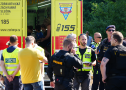 Vážná nehoda autobusu a osobního auta v ulici K Horkám v Praze