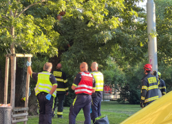 Velitel zásahu hasičů muži jeho úmysl skočit rozmluvil