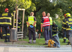 Velitel zásahu hasičů muži jeho úmysl skočit rozmluvil