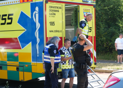 Vážná nehoda autobusu a osobního auta v ulici K Horkám v Praze