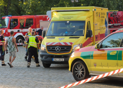 Velitel zásahu hasičů muži jeho úmysl skočit rozmluvil