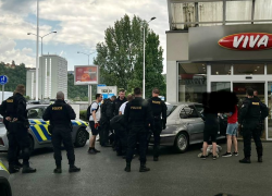 Policisté zajistili podezřelé auto a posádku