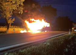 Požár auto kompletně zničil