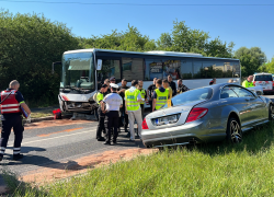 Vážná nehoda autobusu a osobního auta v ulici K Horkám v Praze