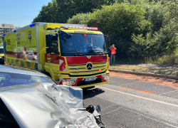 Vážná nehoda autobusu a osobního auta v ulici K Horkám v Praze