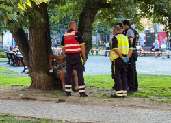 Velitel zásahu hasičů muži jeho úmysl skočit rozmluvil