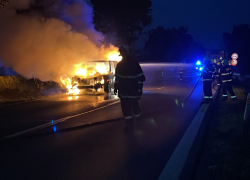 Požár auto kompletně zničil