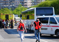 Vážná nehoda autobusu a osobního auta v ulici K Horkám v Praze