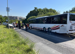 Vážná nehoda autobusu a osobního auta v ulici K Horkám v Praze