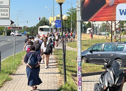 Vážná nehoda autobusu a osobního auta v ulici K Horkám v Praze