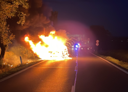 Požár auto kompletně zničil