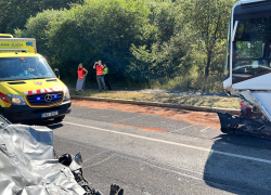 Vážná nehoda autobusu a osobního auta v ulici K Horkám v Praze