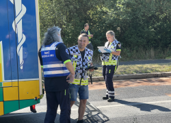 Vážná nehoda autobusu a osobního auta v ulici K Horkám v Praze