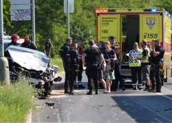 Vážná nehoda autobusu a osobního auta v ulici K Horkám v Praze