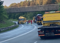 Auto nejdříve narazilo do svodidel a pak se převrátilo