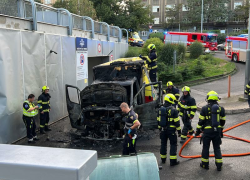 I přes rychlou reakci hasičů a jejich včasnému zásahu je sanitka zničena.