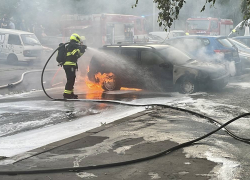 Auta s největší pravděpodobností někdo zapálil úmyslně