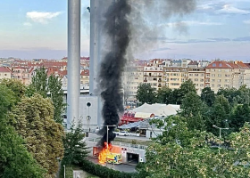 Oblak dýmu a sanitka v plamenech. Dramatické chvíle zažili návštěvnici u Žižkovské věže