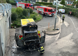 I přes rychlou reakci hasičů a jejich včasnému zásahu je sanitka zničena.