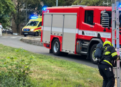 I přes rychlou reakci hasičů a jejich včasnému zásahu je sanitka zničena.